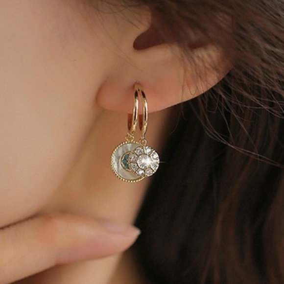 💎 FREE w/bundle❗️ PRICE🔻”Ocean’s Tears” Gold Mother of Pearl Earrings ✨💫 - Picture 3 of 10